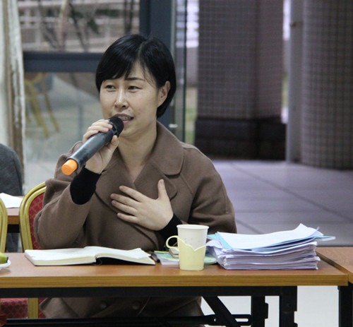 王丽娜书记主持茶话会